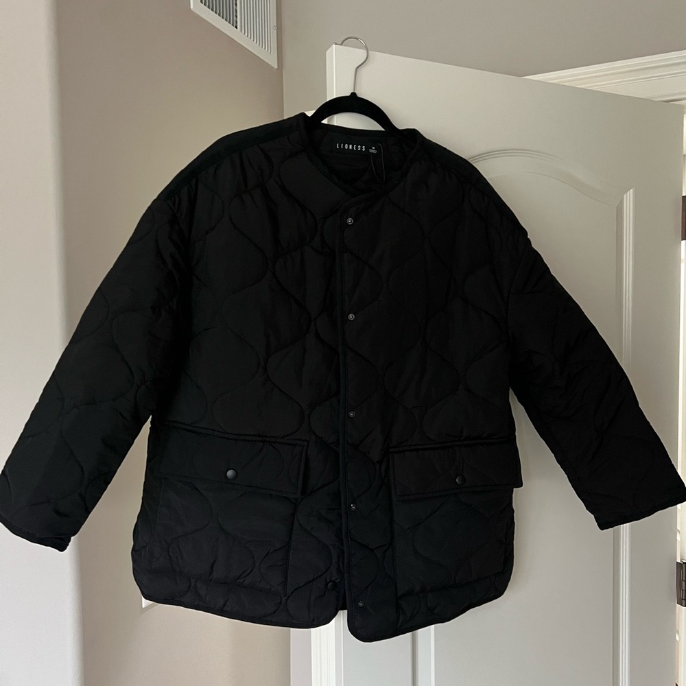 LIONESS DUSK TILL DAWN PUFFER JACKET ONYX